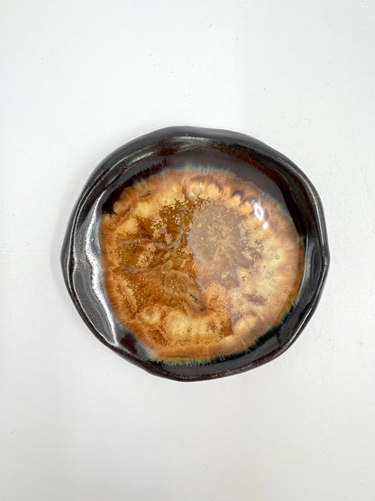 Blombruden litet fat brun guld