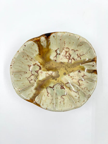 Blombruden skål brun