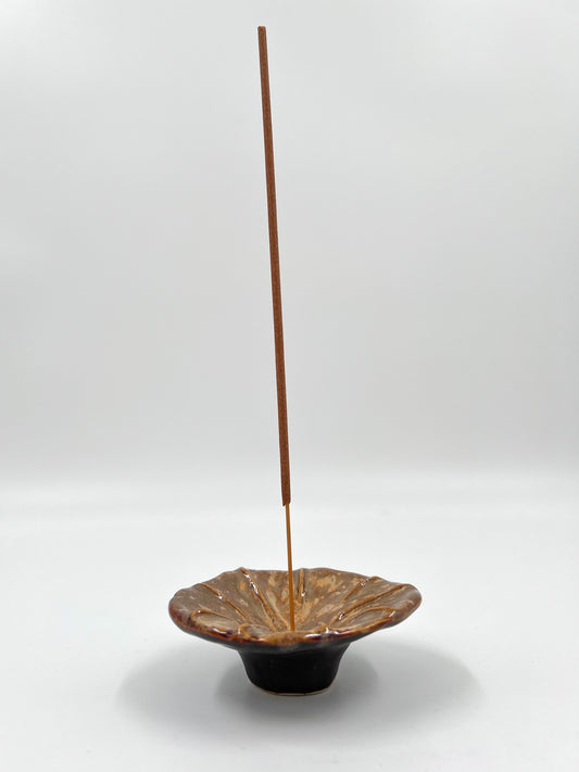 Blombruden rökelsehållare rund brun beige