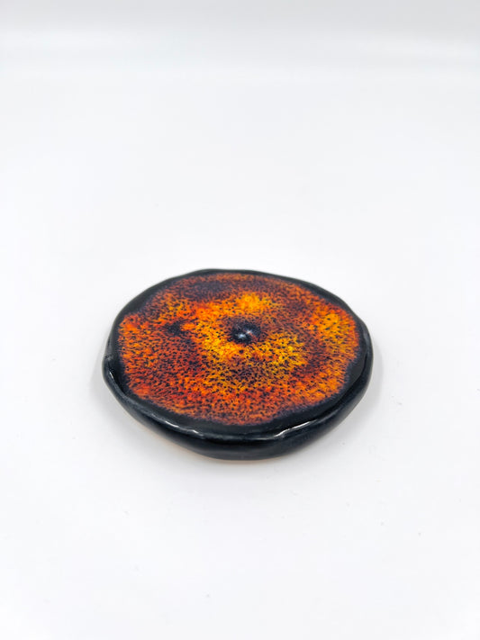 Blombruden litet fat svart orange