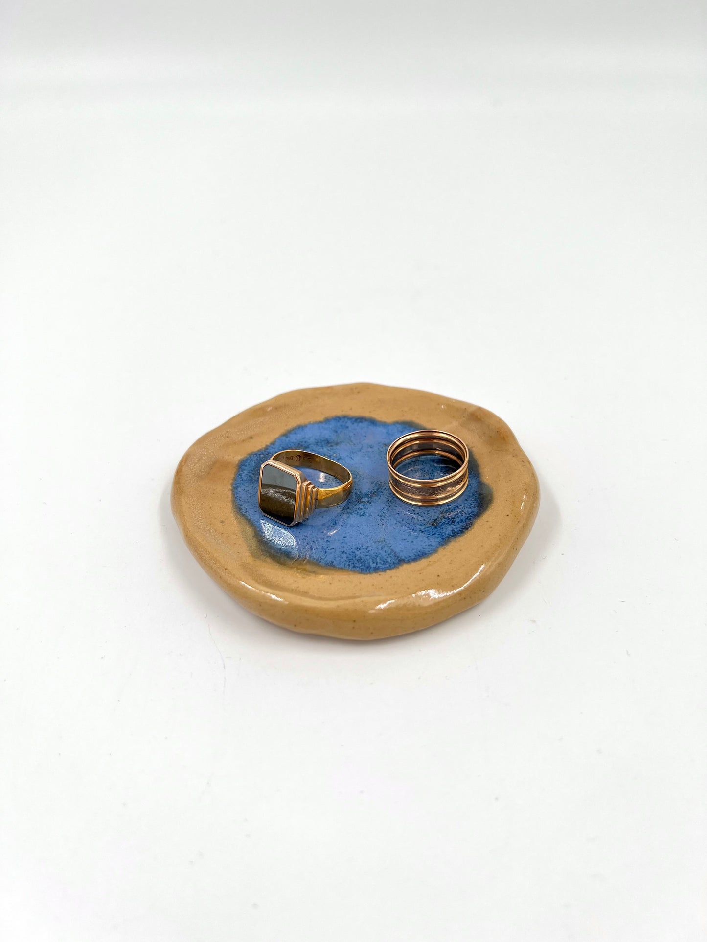 Blombruden litet fat beige blå