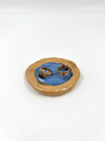 Blombruden litet fat beige blå