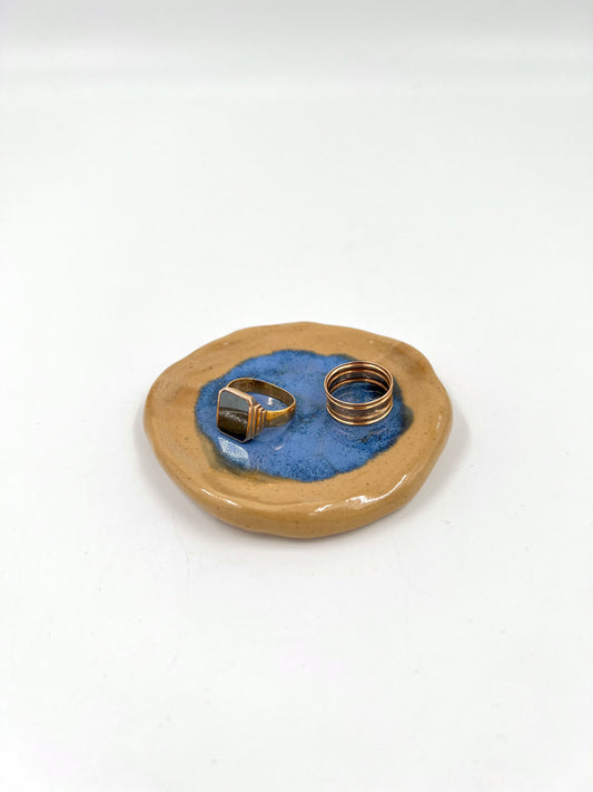 Blombruden litet fat beige blå