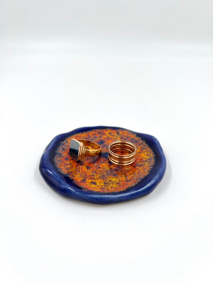 Blombruden litet fat blå orange