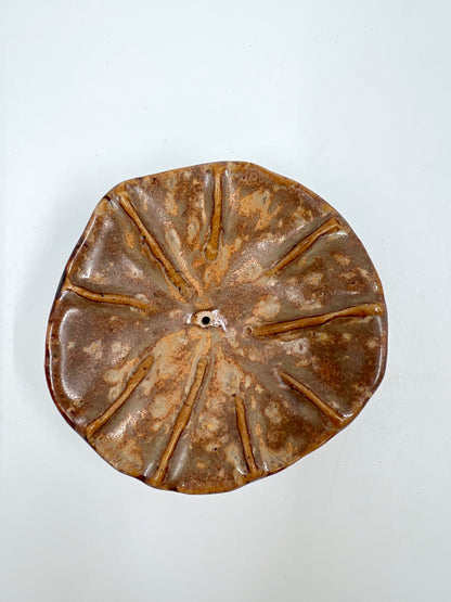 Blombruden rökelsehållare rund brun beige