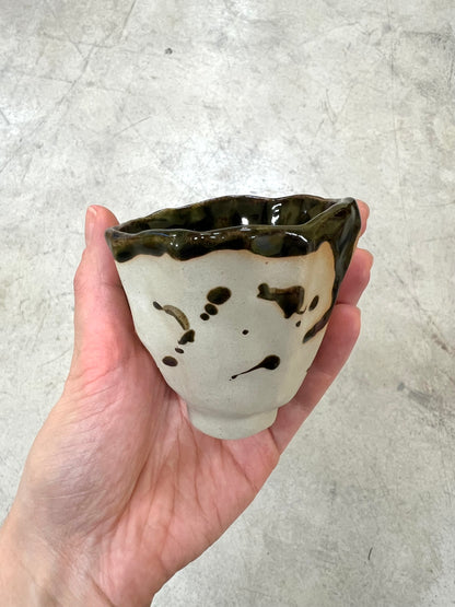 Blombruden kopp mörkgrön