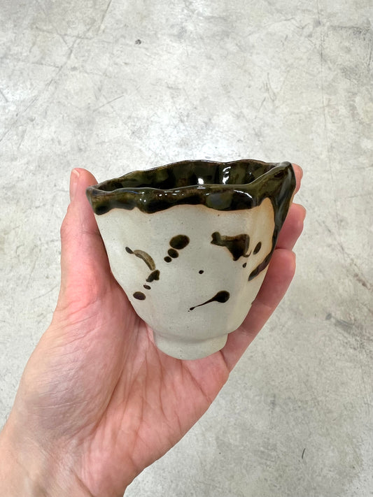 Blombruden kopp mörkgrön