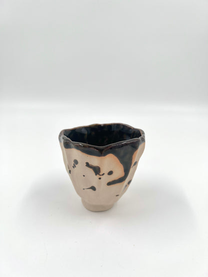 Blombruden kopp mörkgrön