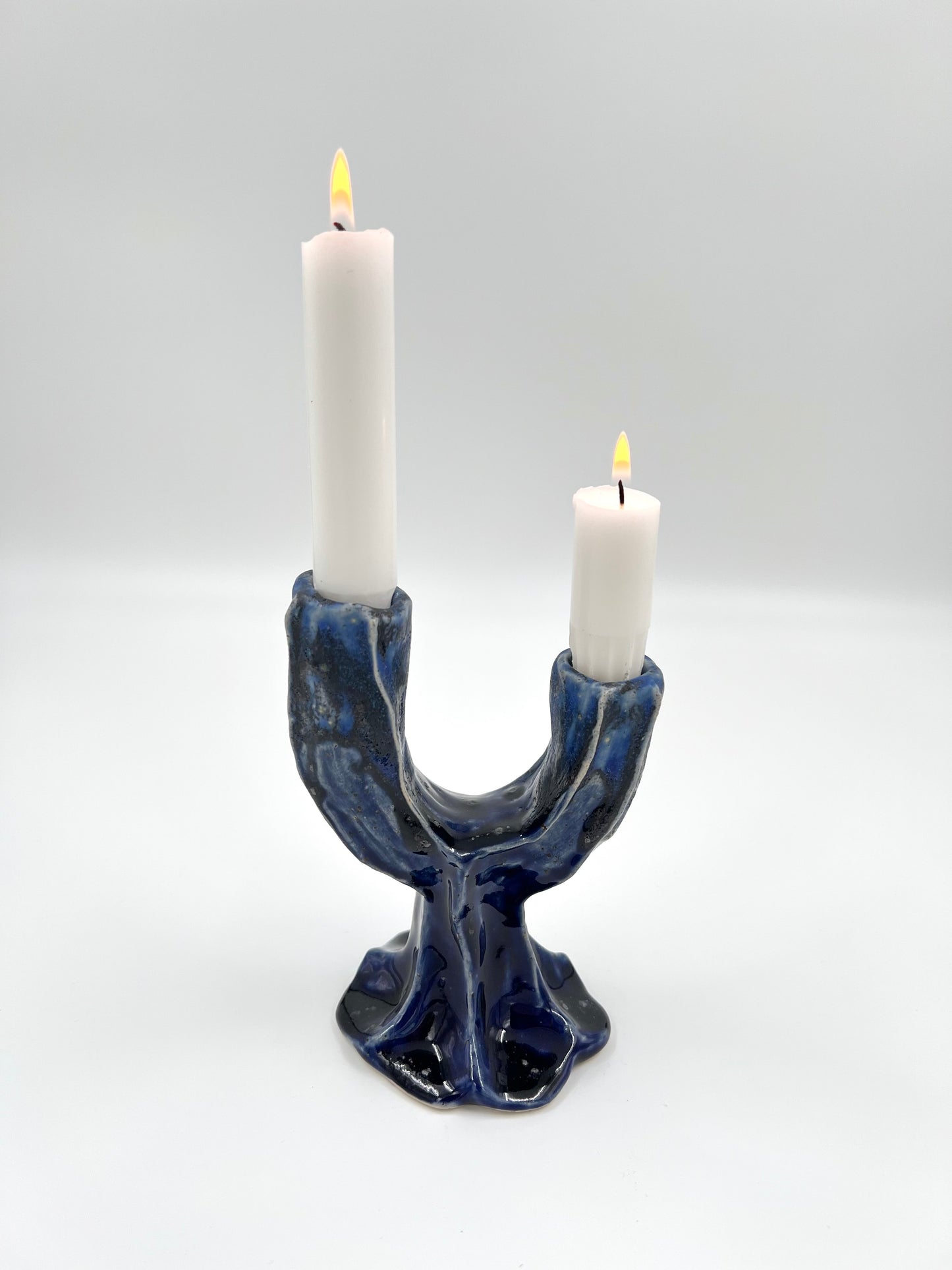 Blombruden tvåarmad ljusstake blå