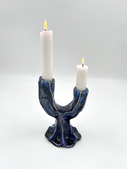 Blombruden tvåarmad ljusstake blå