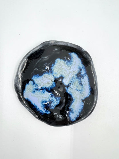 Blombruden litet fat svart ljusblå