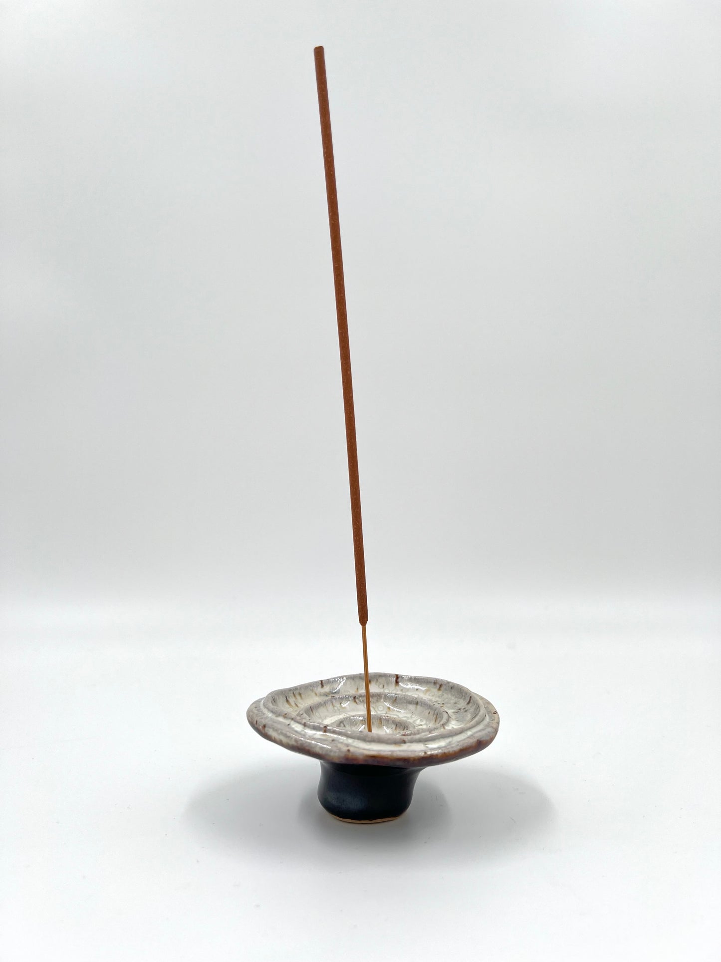 Blombruden rökelsehållare rund vit brun