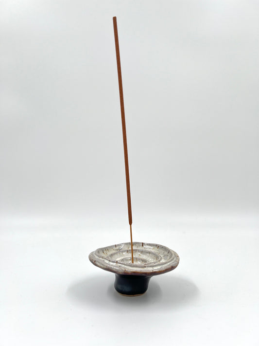 Blombruden rökelsehållare rund vit brun