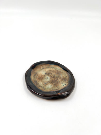 Blombruden litet fat brun ljusgrön