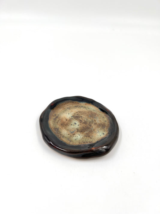 Blombruden litet fat brun ljusgrön