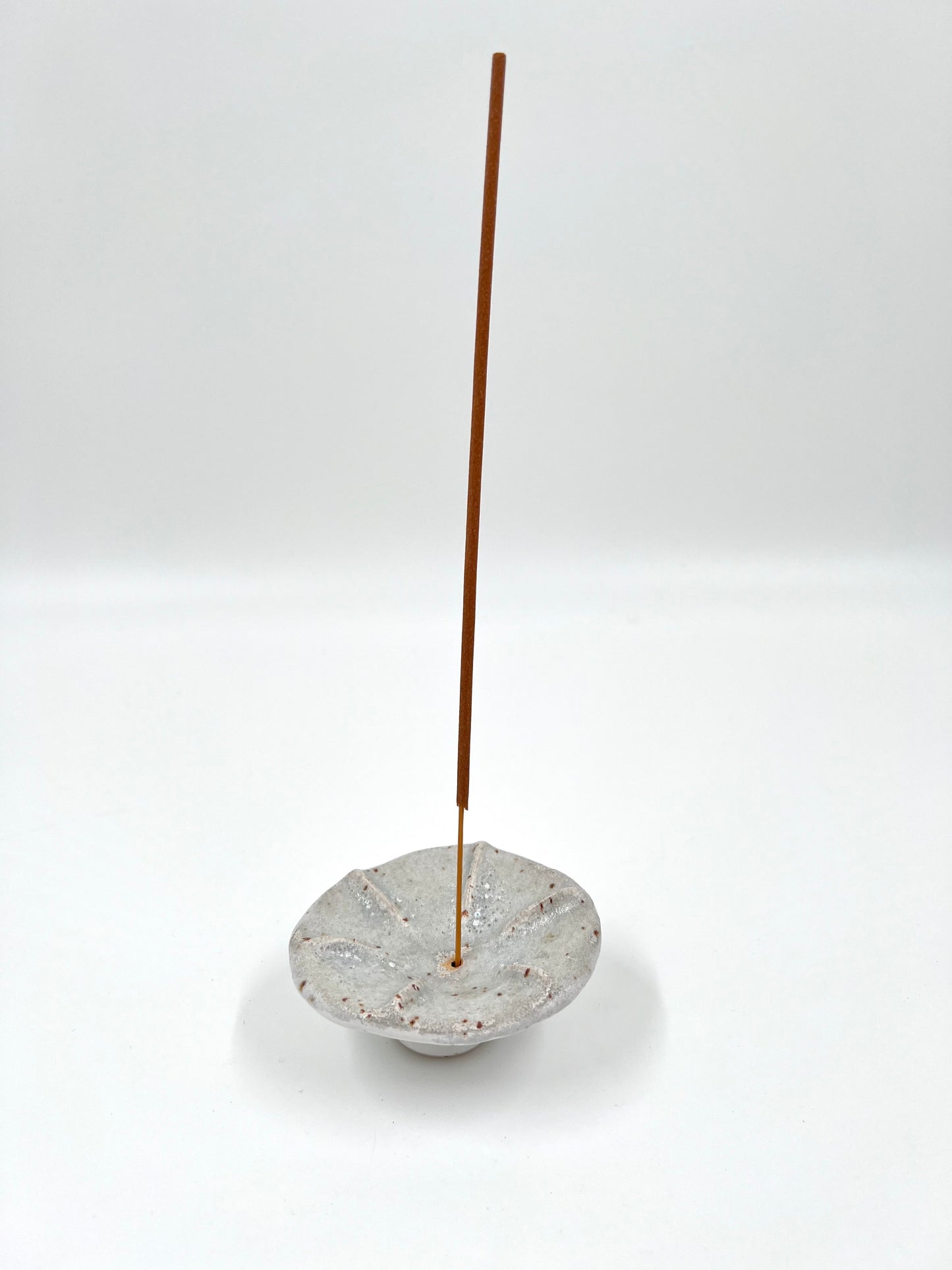 Blombruden rökelsehållare rund vit