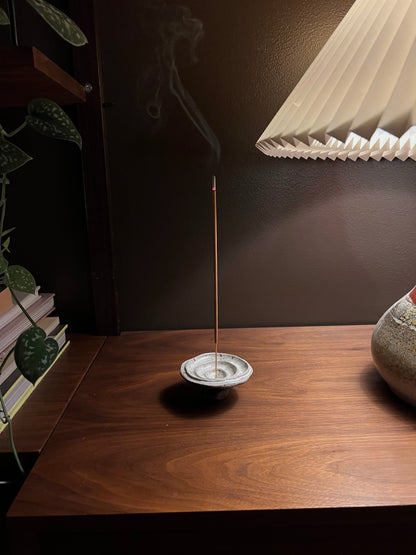 Blombruden rökelsehållare rund vit brun