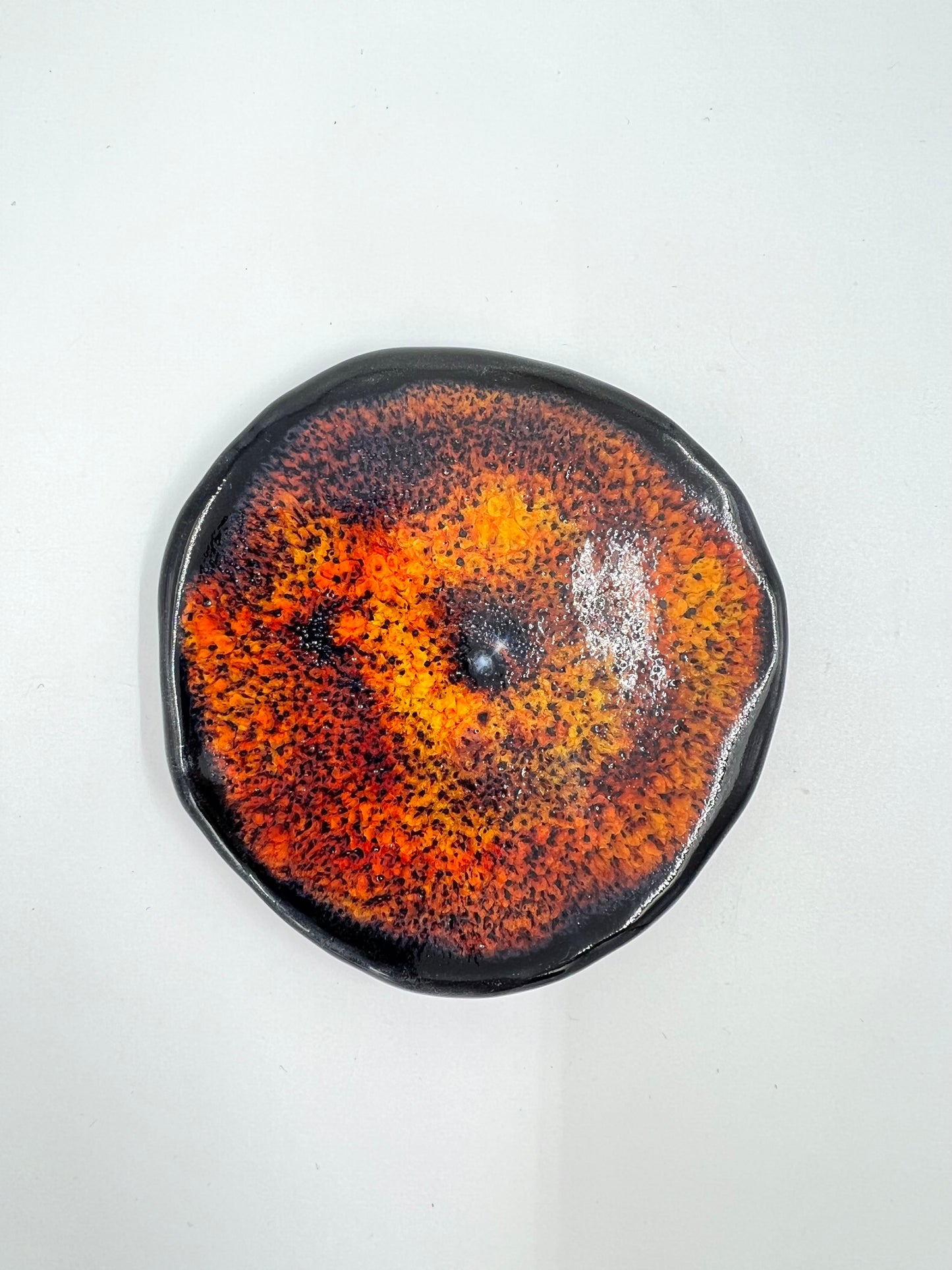 Blombruden litet fat svart orange