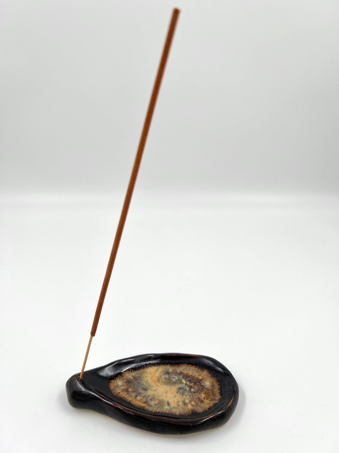 Blombruden rökelsehållare matt brun beige