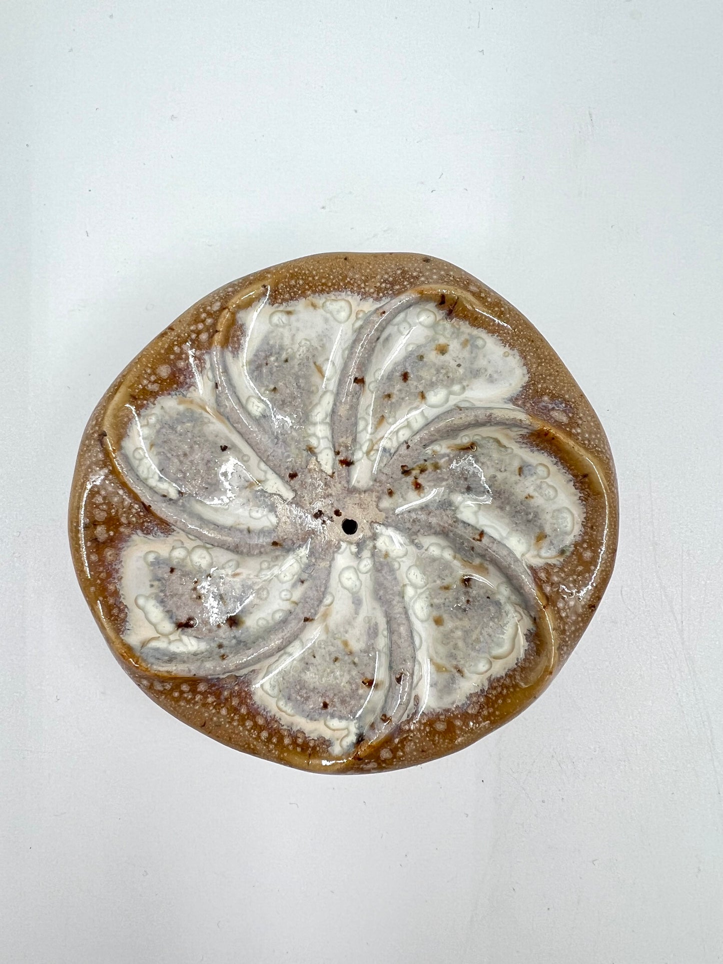 Blombruden rökelsehållare rund beige vit