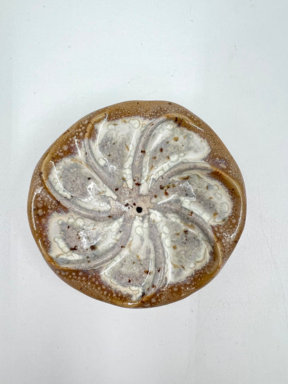 Blombruden rökelsehållare rund beige vit