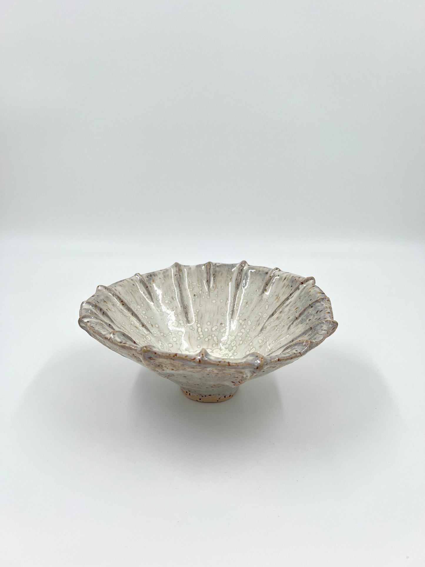 Blombruden skål vit