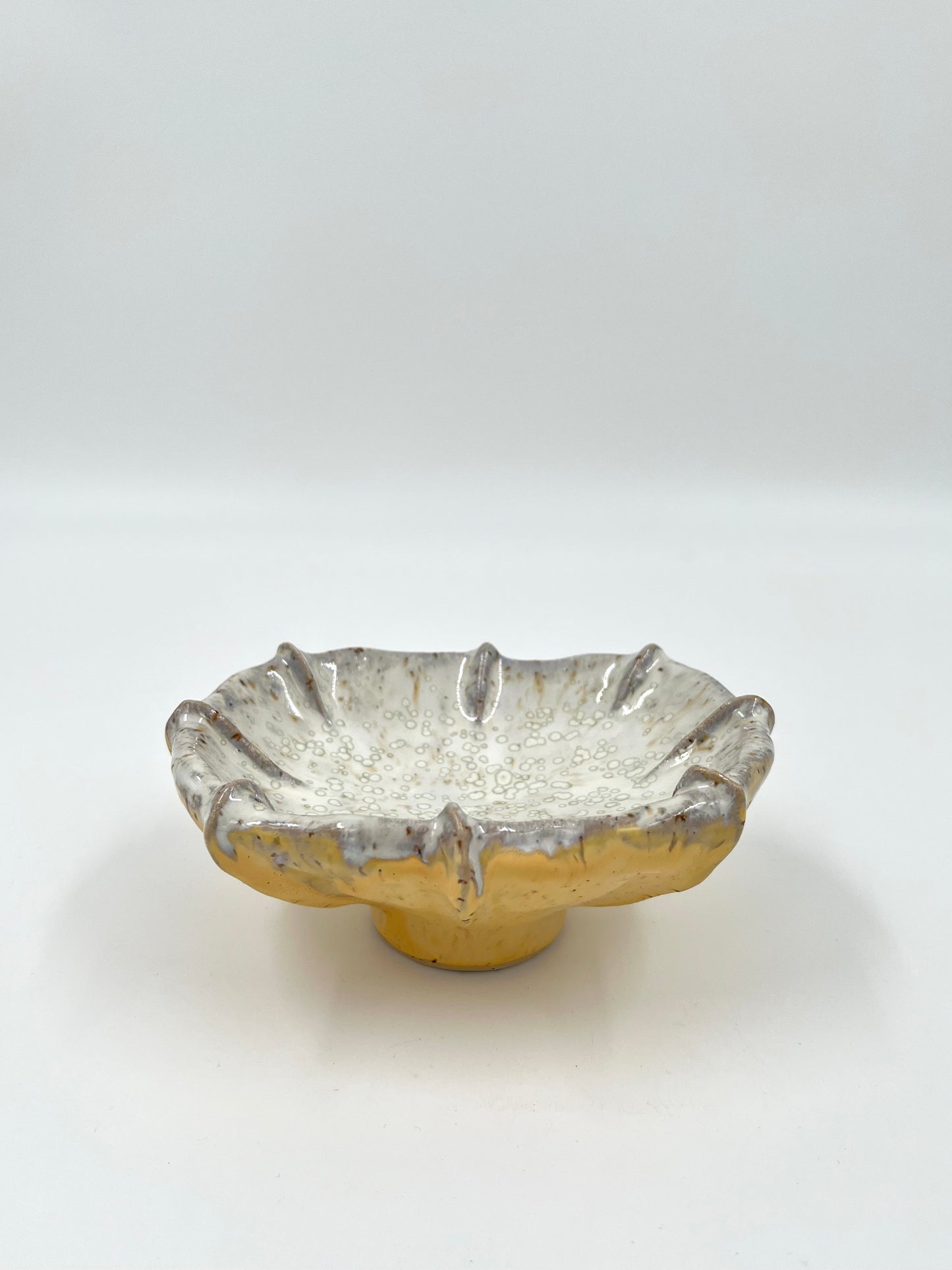 Blombruden skål gul vit