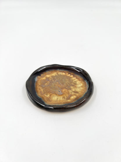 Blombruden litet fat brun guld