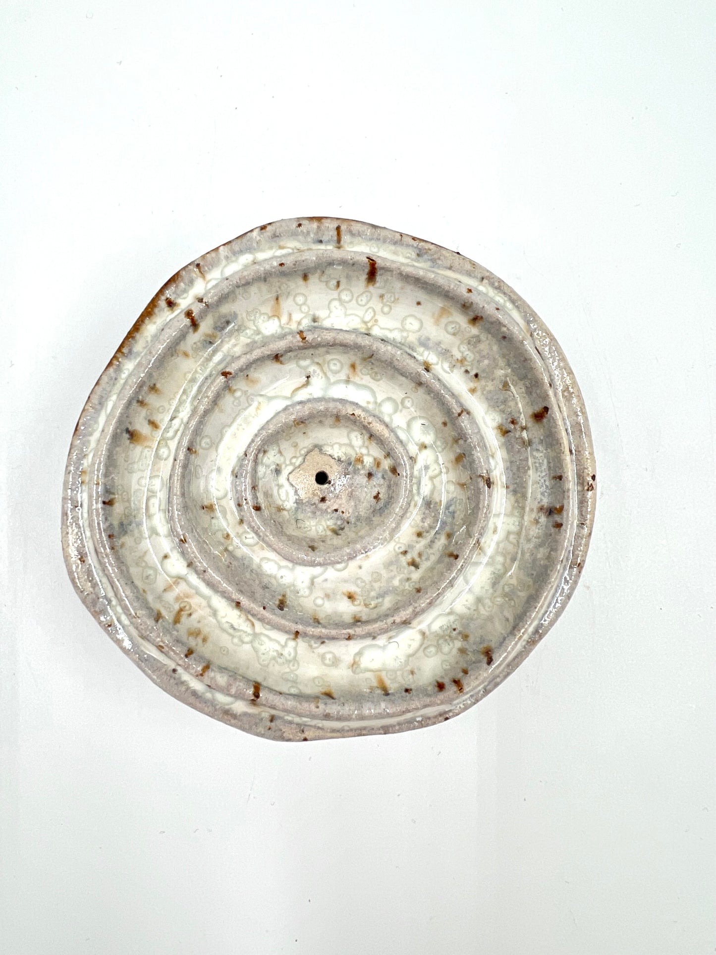 Blombruden rökelsehållare rund vit brun