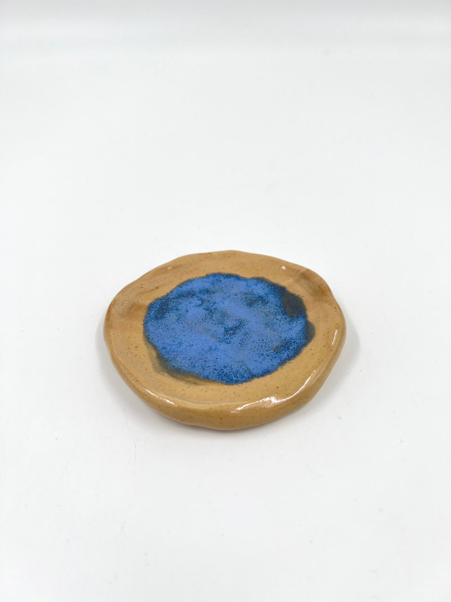 Blombruden litet fat beige blå