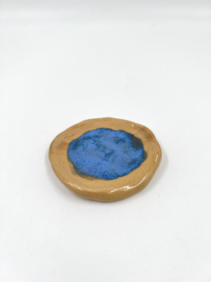 Blombruden litet fat beige blå