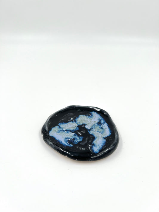 Blombruden litet fat svart ljusblå