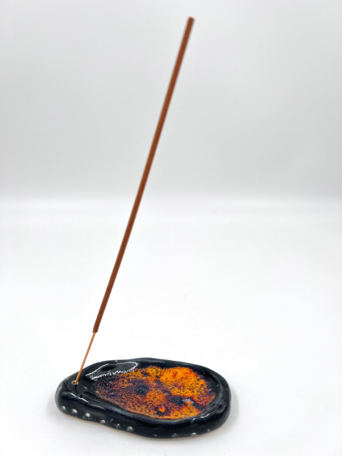 Blombruden rökelsehållare svart orange