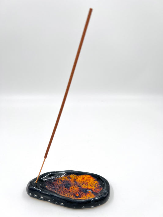 Blombruden rökelsehållare svart orange