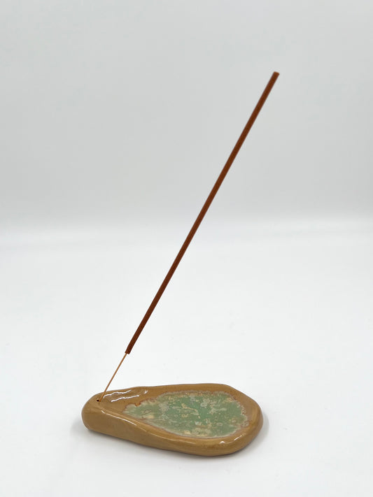 Blombruden rökelsehållare beige ljusgrön