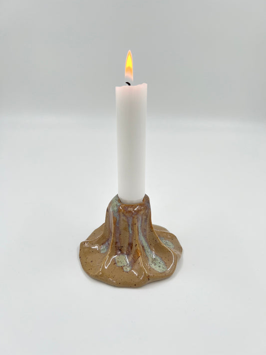 Blombruden ljusstake beige