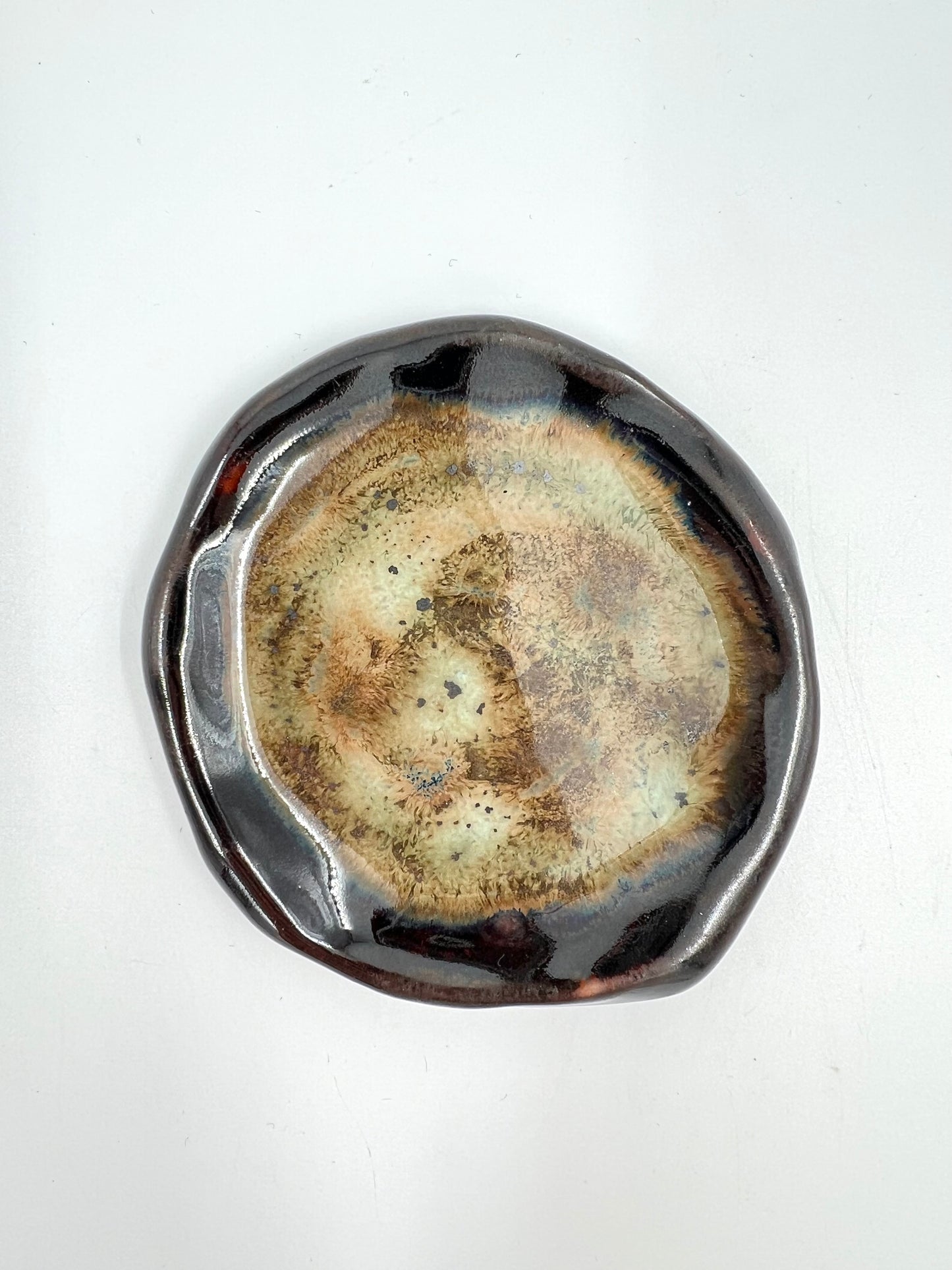 Blombruden litet fat brun ljusgrön