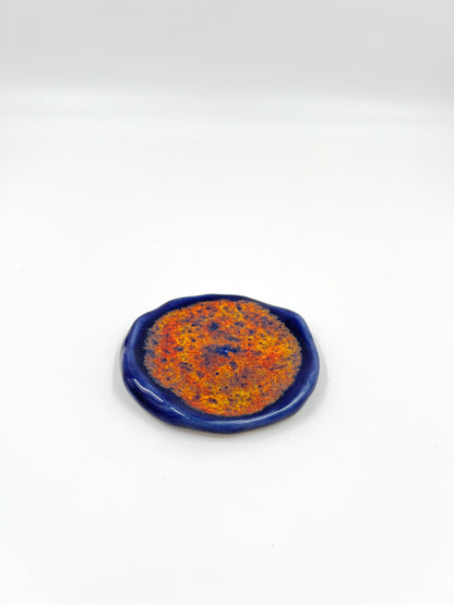 Blombruden litet fat blå orange