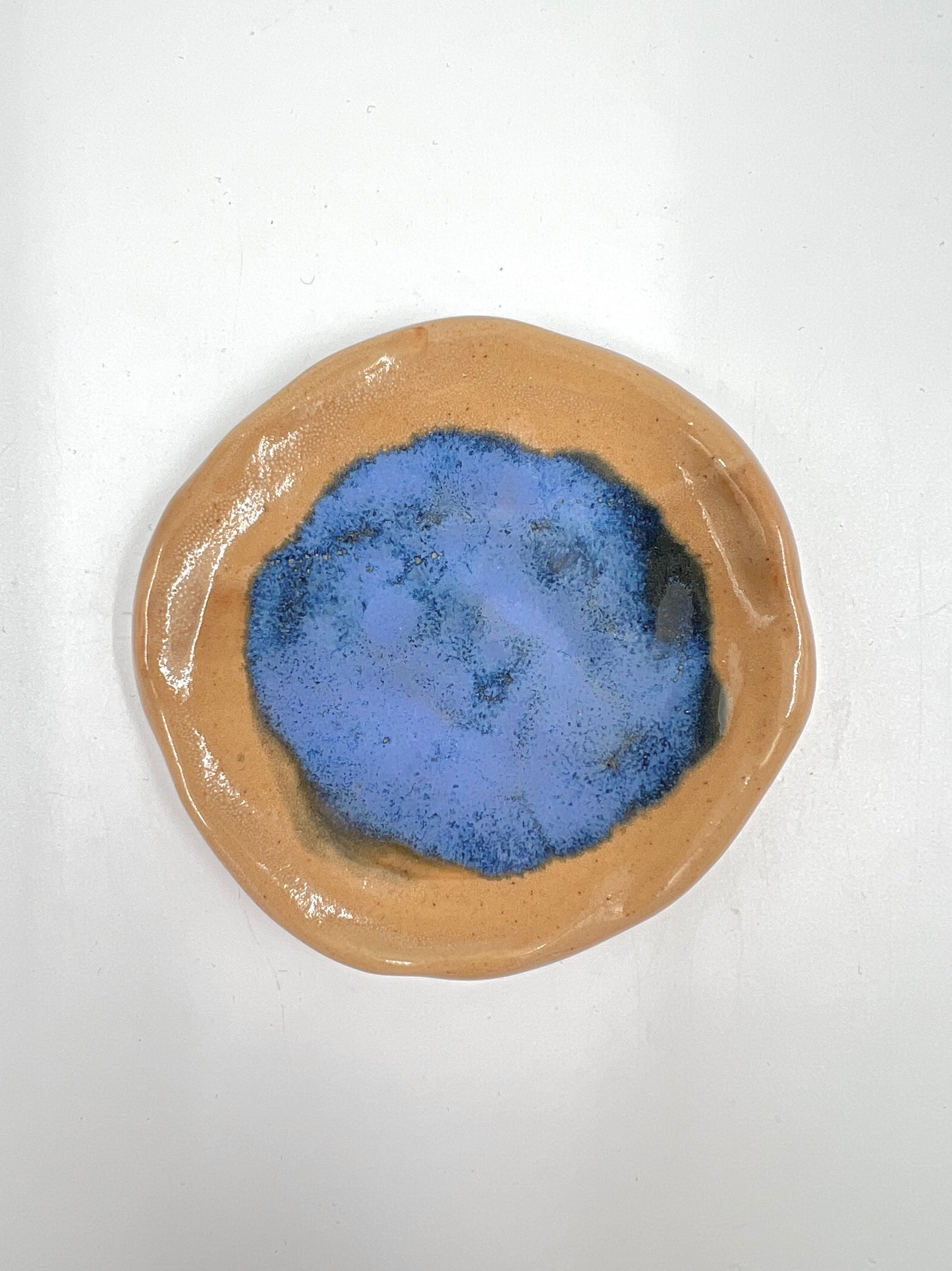 Blombruden litet fat beige blå