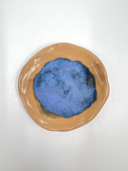 Blombruden litet fat beige blå