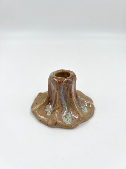 Blombruden ljusstake beige