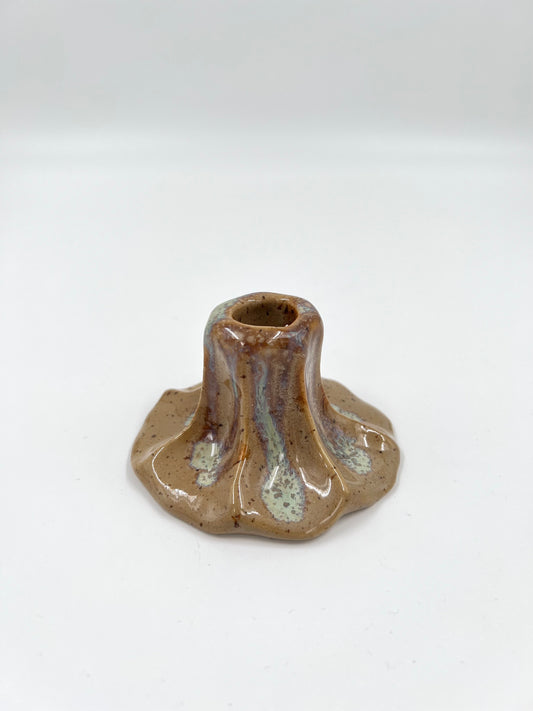 Blombruden ljusstake beige