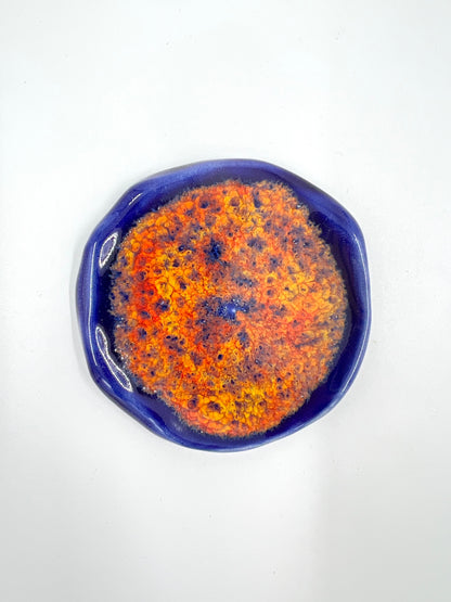 Blombruden litet fat blå orange