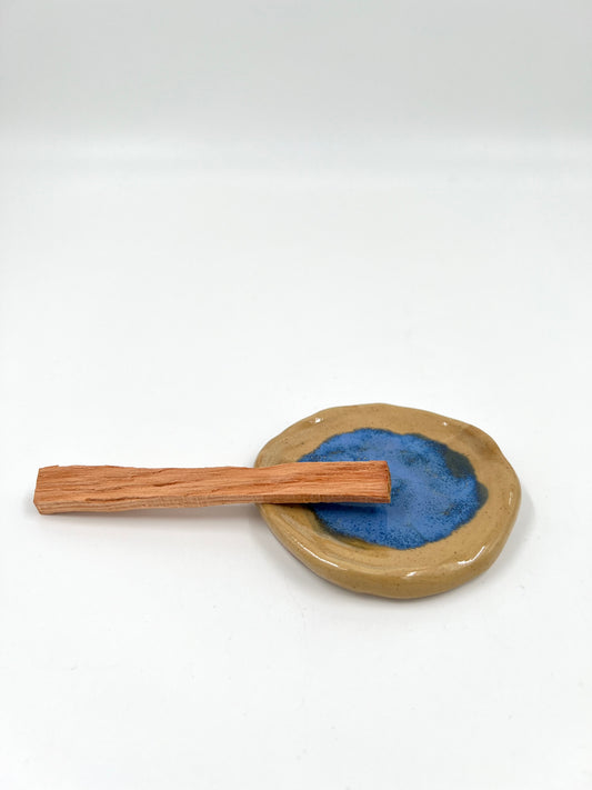 Blombruden litet fat beige blå