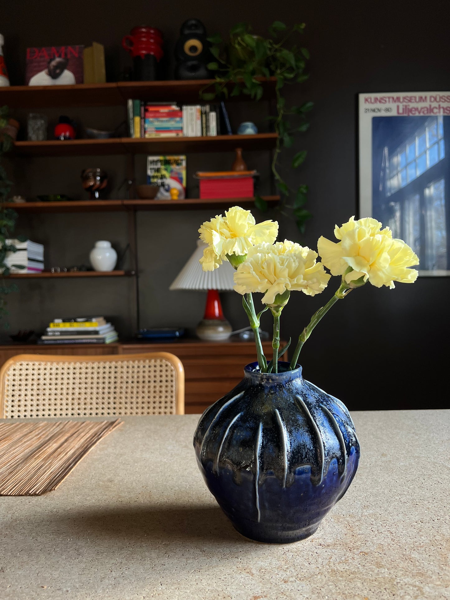 Blombruden vas rund blå