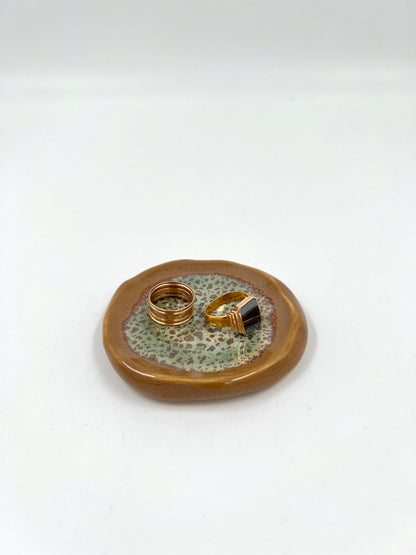 Blombruden litet fat beige ljusgrön