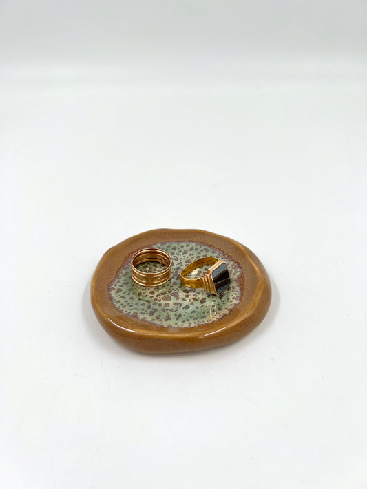 Blombruden litet fat beige ljusgrön