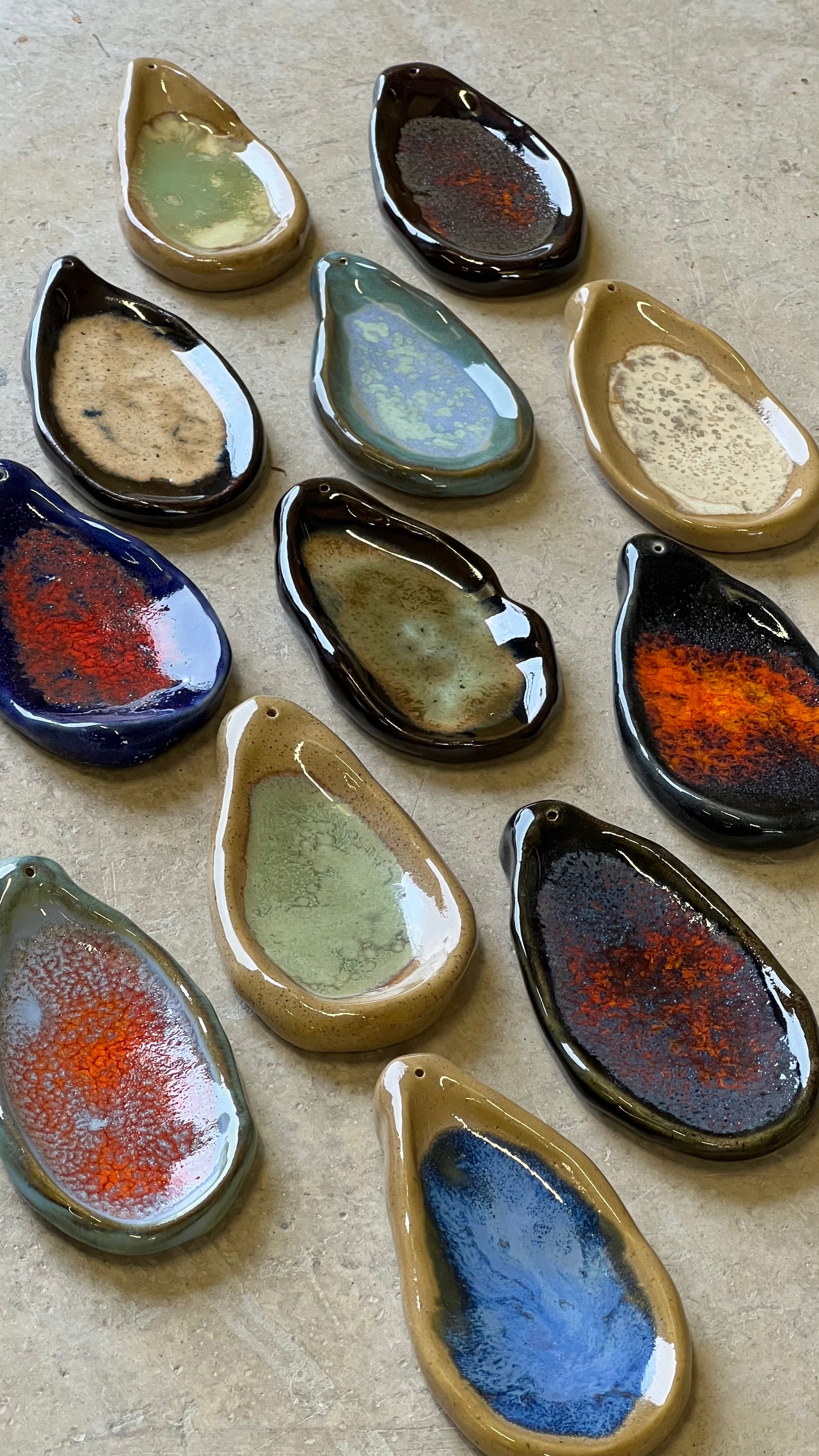 Blombruden rökelsehållare brun beige