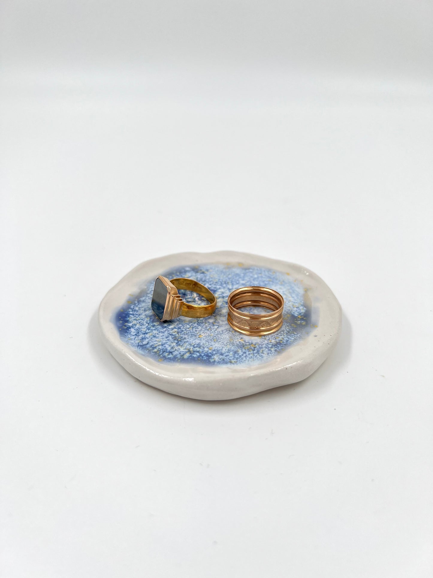 Blombruden litet fat vit blå