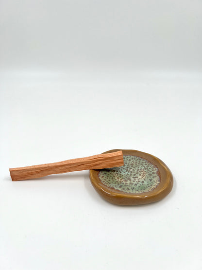 Blombruden litet fat beige ljusgrön